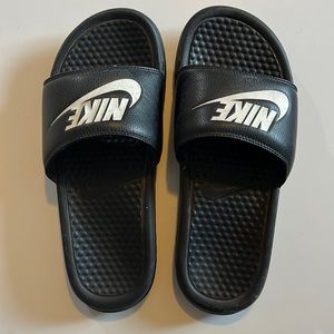 Mens size 6 Nike slides